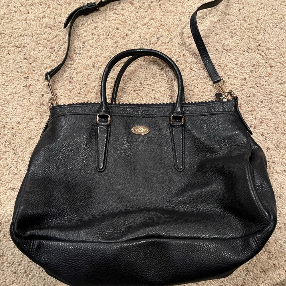 Great condition coach purse. Removable shoulder strap. Navy color